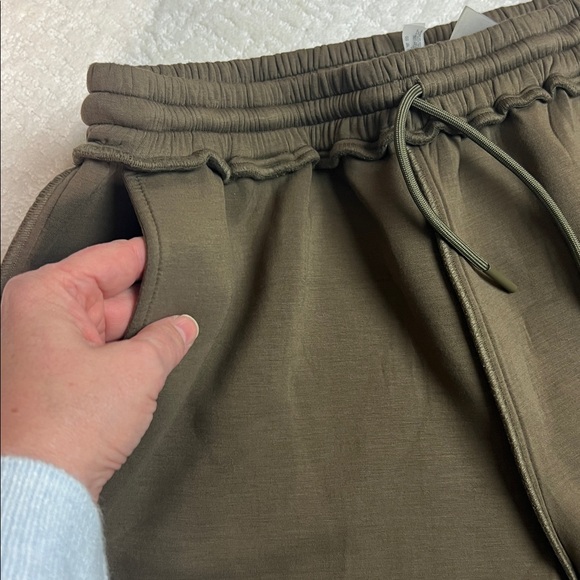 New! Devon Windsor Olive Steele Short with drawstring and pockets large - Picture 12 of 12